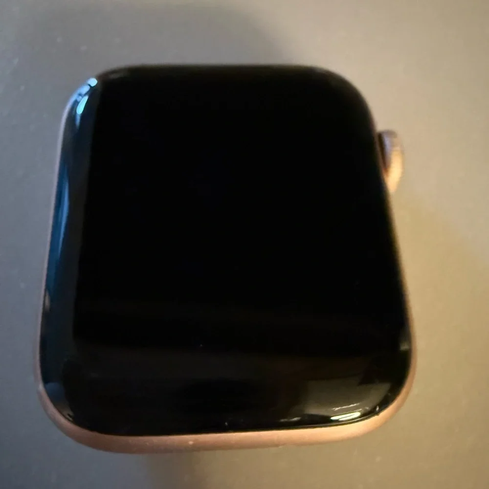 Apple series 6 Smartwatch gold aluminum 44MM with Cream Band